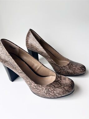 Bandolino Reveal Snakeskin Round Toe Block Heel Pumps 10M